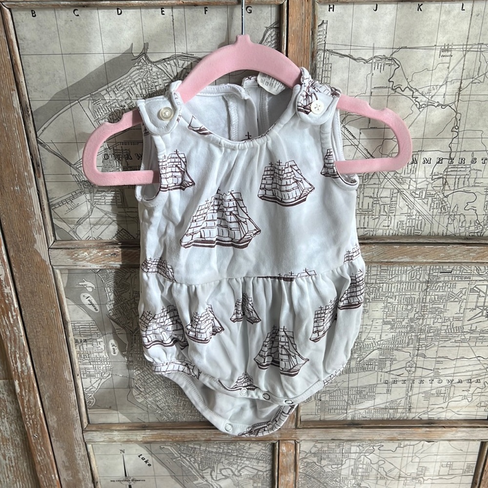 Kate Quinn ships bubble romper 6-12m